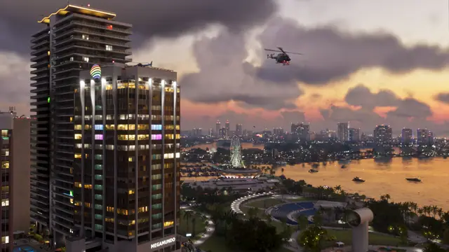 Torre corporativa iluminada al atardecer sobre la bahía